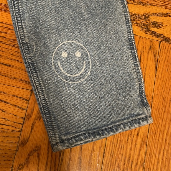 Hollister Ultra High-Rise “Smiley Face” Mom Jean - Picture 8 of 10